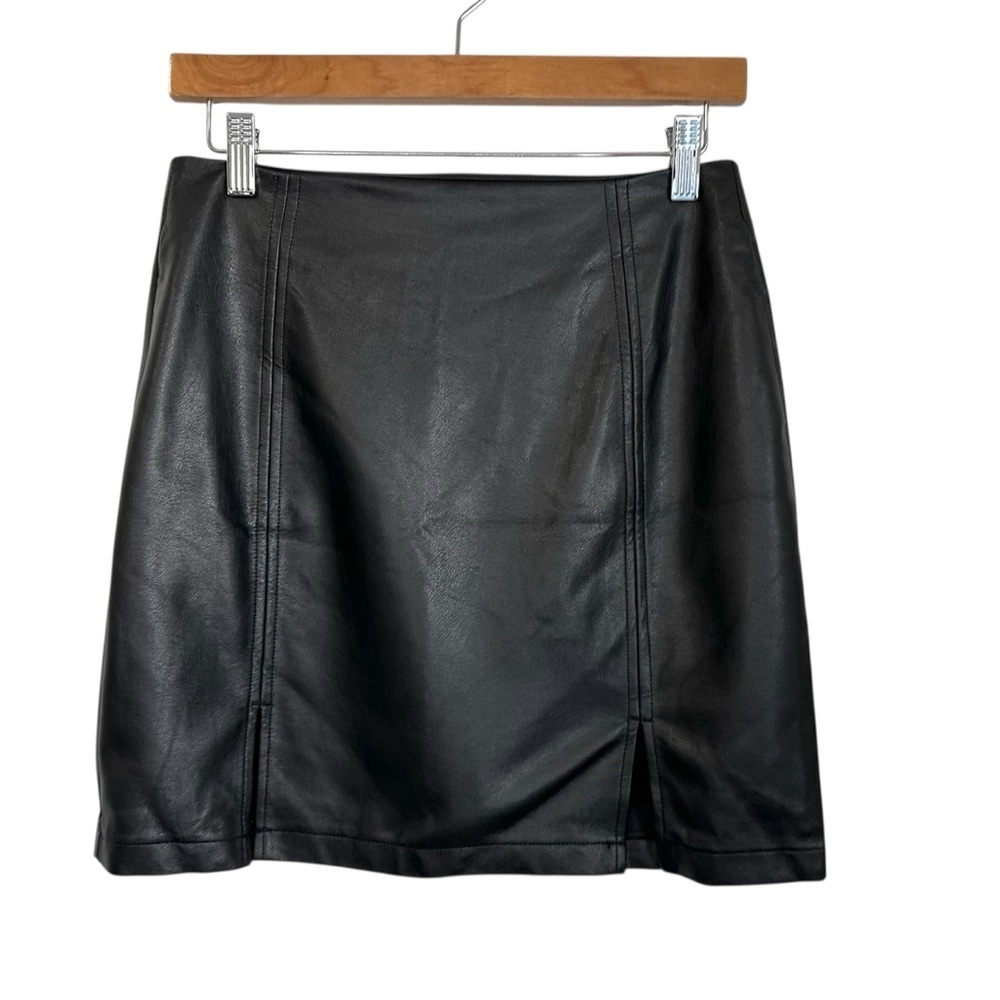 MANGOPOP Womens Vegan Faux Leather Mini Skirt Sz Medium Black Front Slits NEW